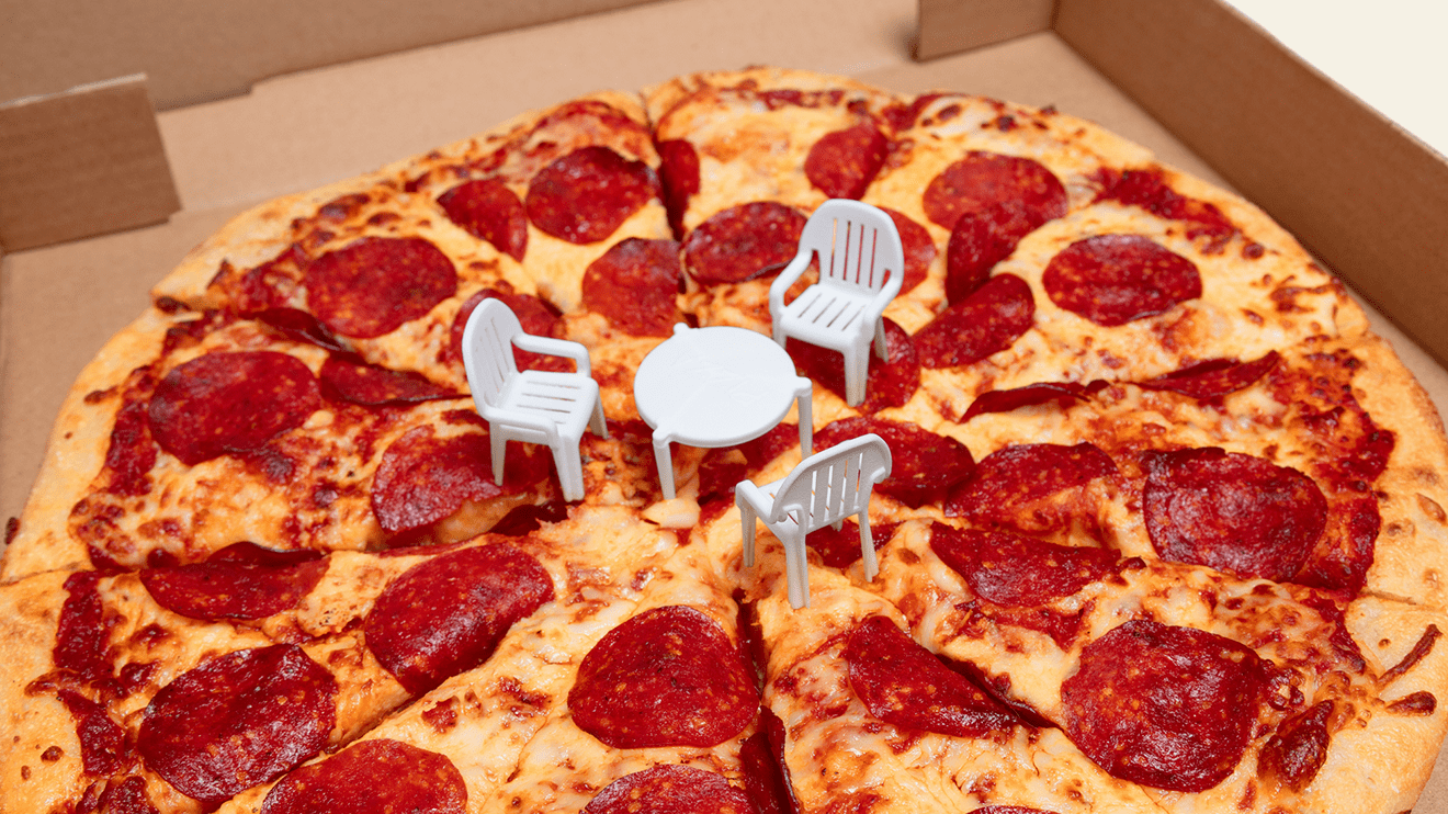 Pizza Patio Set - Sillitas de plástico en la pizza